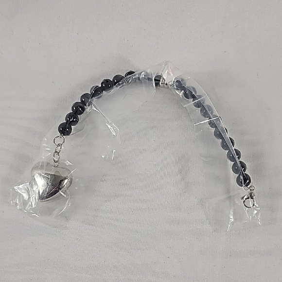 Black Beaded Bracelet with Heart Charm - Picture 2 of 4